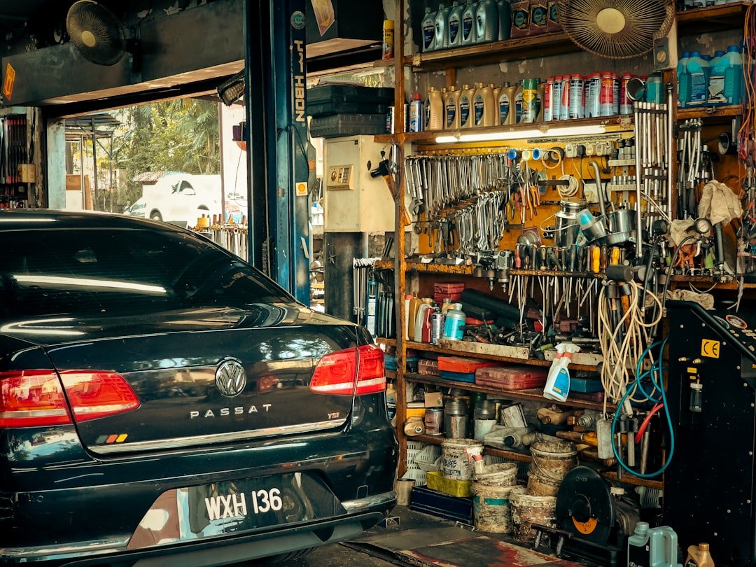 hero-02 a-car-parked-in-front-of-a-store-filled-with-items-hwzq2xkf3mm