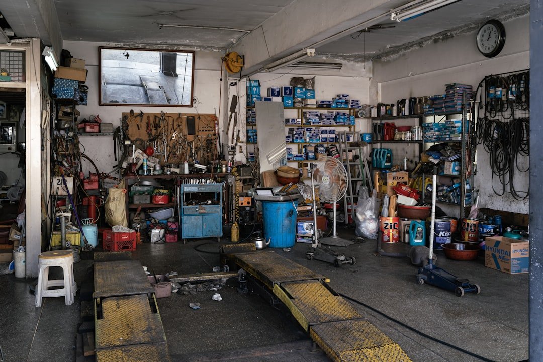 services-01 A car repair shop common in Korea.